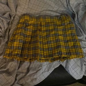 Skirt, yellow and black, come with a pin